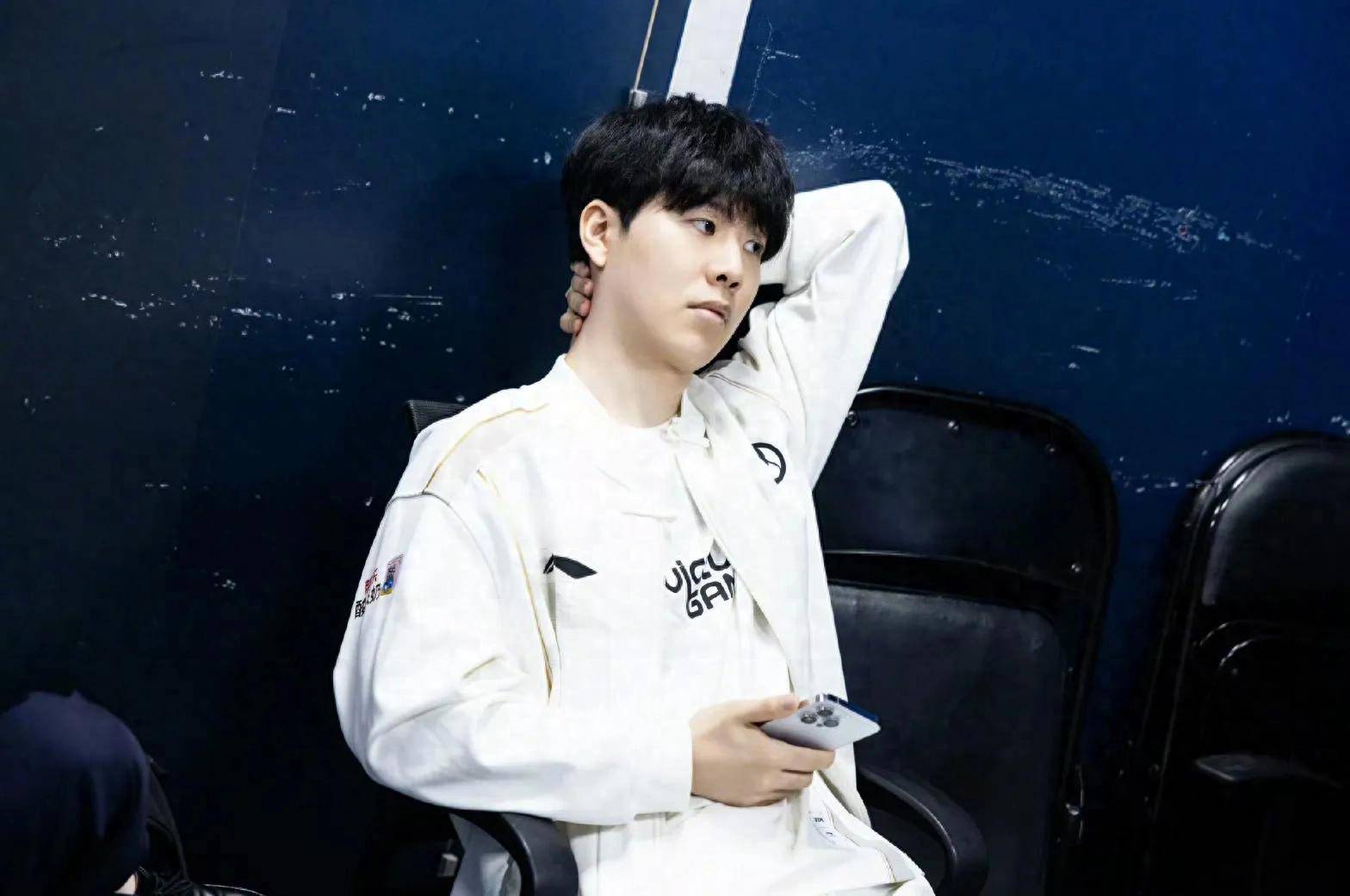 怀疑没有找到战队？前 Top Esports 顶尖选手 Wayward 的粉丝团表示：“没有船可以载我。”