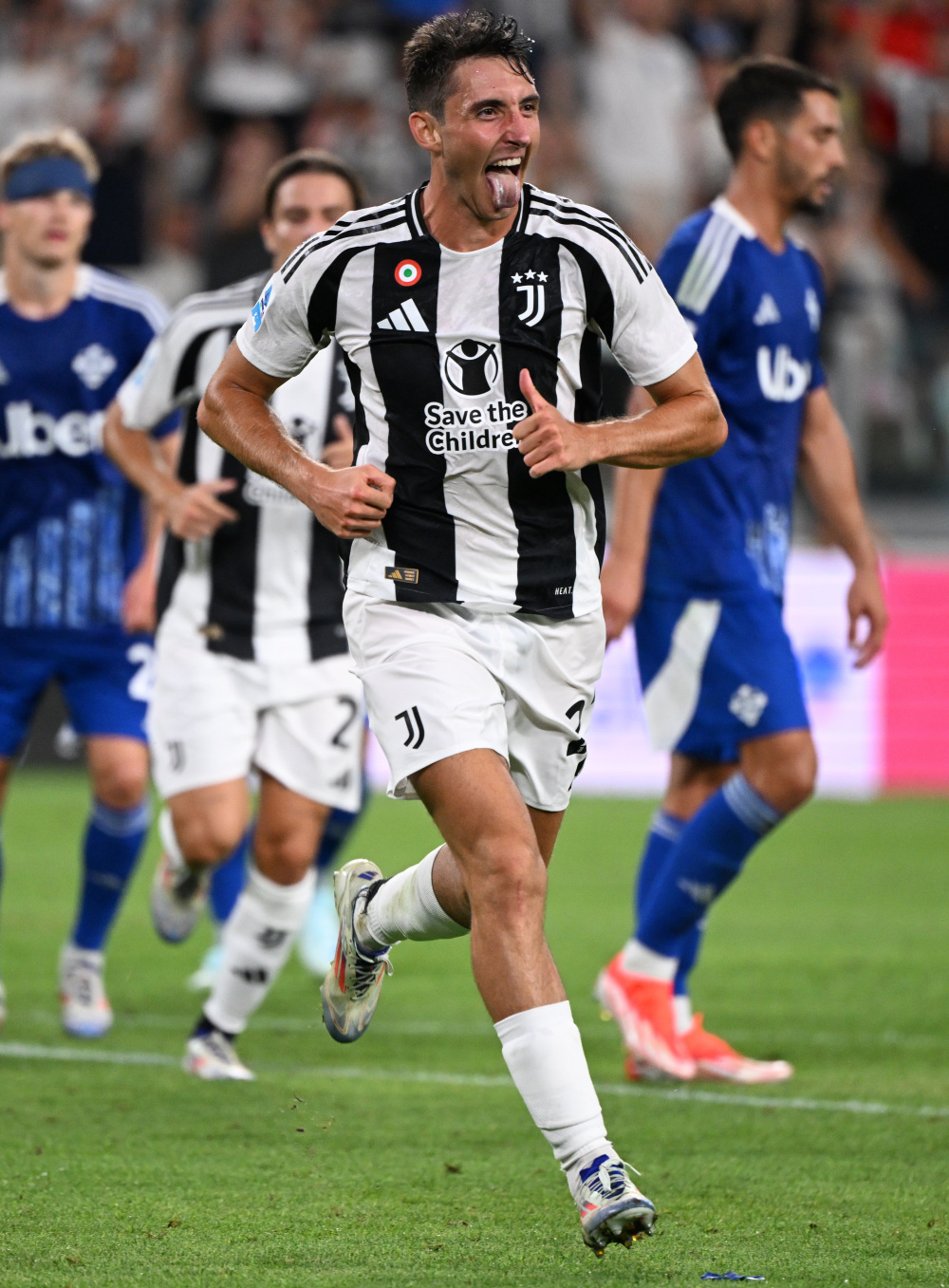 LPL携手全国13城影院举办观赛活动，8月30日16：00不见不散